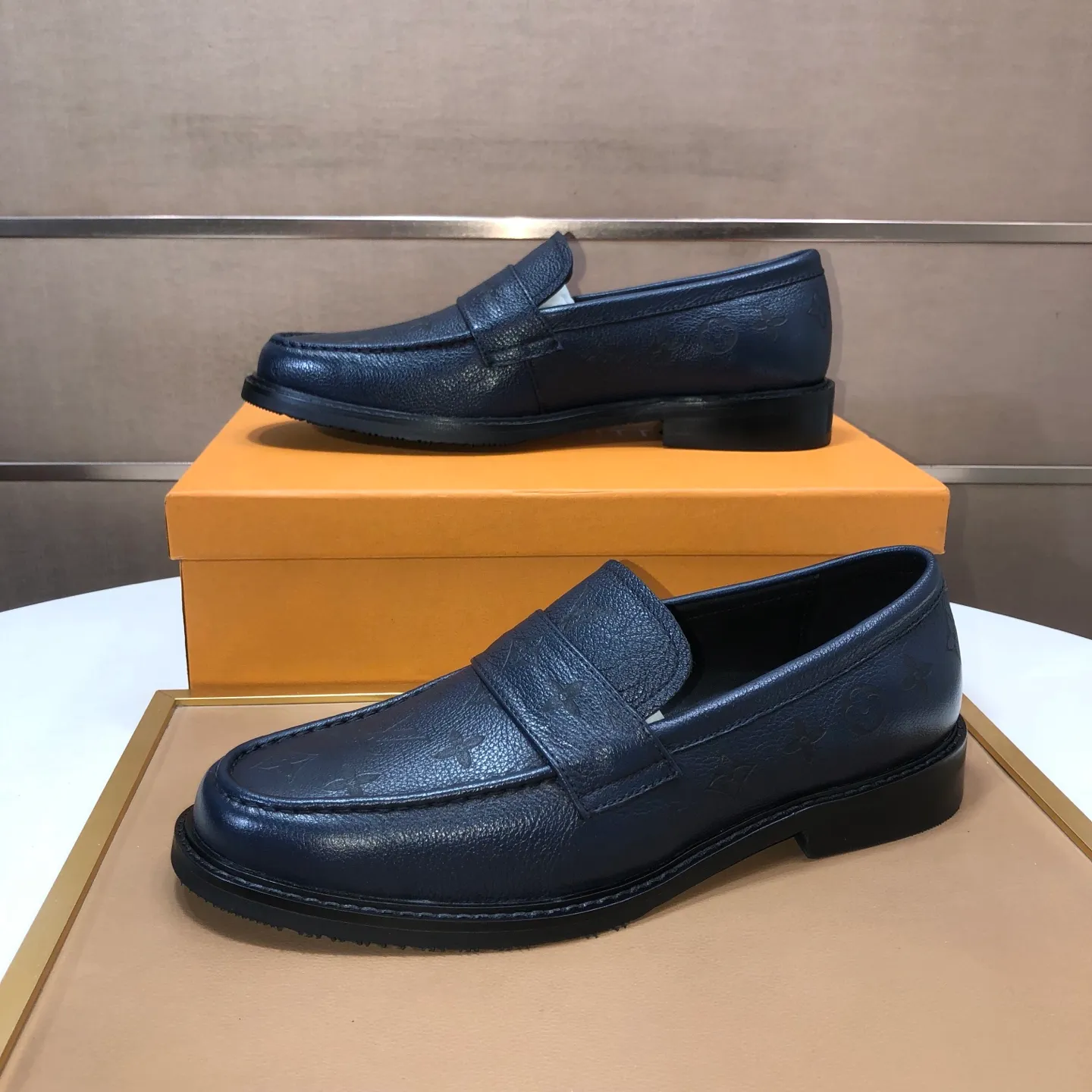 Men's men's shoes💰460💰【LV】(sheepskin lining) formal men's shoes! The high-end formal wear style is luxurious and elegant, with both practicality and style. We pay special attention to quality and details. The original version at the counter is 1:1 ultra-accurate replica👍🏻 The shoe last, leather, workmanship and comfort are not inferior! Material: imported cowhide upper, soft first layer of sheepskin! Code number: 38-45 (45 customized)